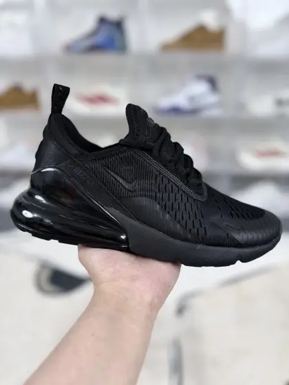 ▪️HS版本 Nike Air Max 270 复古舒适耐磨透气 低帮 休闲跑步鞋 男女款 纯黑 ▪️ (36 36.5 37.5 38 38.5 39 40 40.5 41 42 42.5 43 44 44.5 45) ▪️货号:AH8050-005 ▪️Nike Air Max 270是融合了运动性能与时尚设计的运动休闲鞋款.搭载史上最厚的AirMax气垫,鞋跟气垫厚度达3.2厘米,提供出色的缓震效果,能有效吸收行走或运动时的冲击力,减少对脚部和关节的压力.气垫延伸至足弓处,搭配TPU稳定片,增强鞋子的稳定性,防止侧翻.采用针织或工程网眼材质鞋面,透气性佳,能保持脚部干爽,同时提供一定的支撑力.中底采用双密度泡棉,结合AirMax气垫,既保证柔软的脚感,又具备一定的回弹性能,行走或运动时能感受到明显的弹性和支撑.鞋底前掌和后跟部位采用透明橡胶外底,提供良好的抓地力,适应多种地面环境.设计灵感源自AirMax93和AirMax180,融合复古与现代元素,后跟的AirMax气垫成为标志性设计,视觉冲击力强.